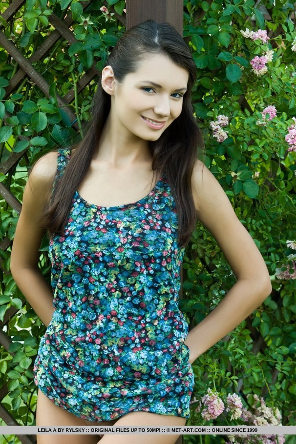 Sexy hot damsel with an exciting figure sho - XXX Dessert - Picture 2