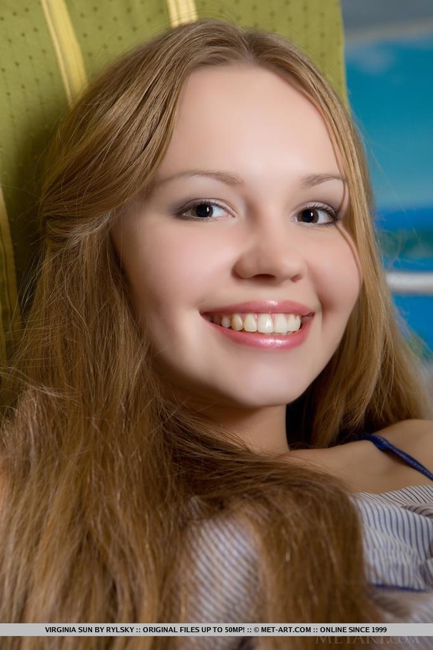 Big brown eyes beauty adores sand on her sk - XXX Dessert - Picture 10