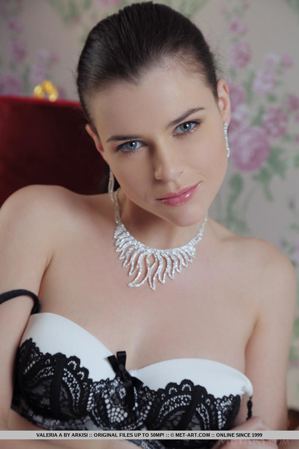 High-class honey displays her freshly-shave - XXX Dessert - Picture 1