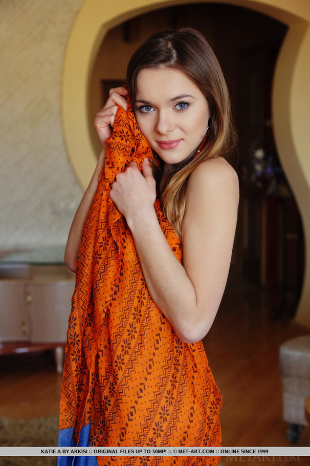 Young british actress towels off her shaved - XXX Dessert - Picture 1