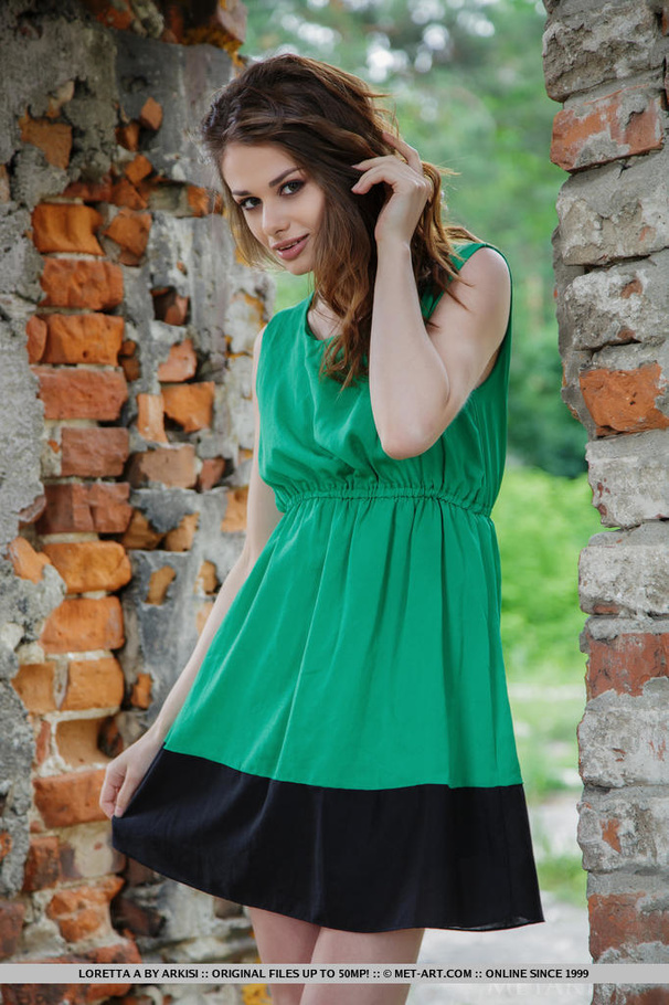 Irish farmer's daughter spreads her moist s - XXX Dessert - Picture 1