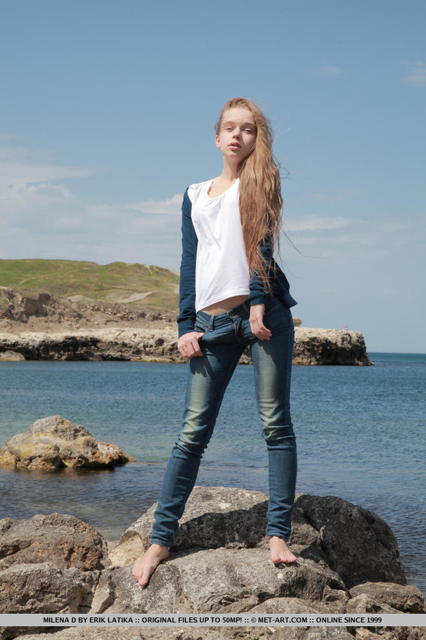 Blue-eyed darling goes seaside to get he go - XXX Dessert - Picture 2