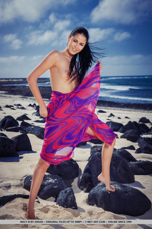 Seaside starlet shows off her neatly shaved - XXX Dessert - Picture 4