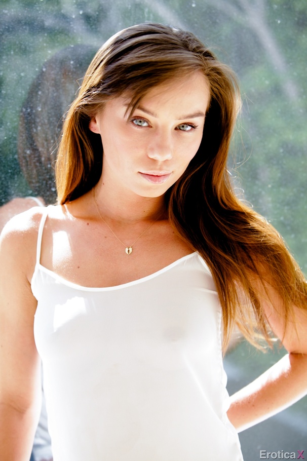 Incredibly hot brunette showing her tight w - XXX Dessert - Picture 1