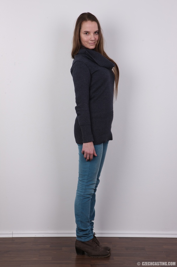 Young cute brunette with long hair shows ho - XXX Dessert - Picture 4