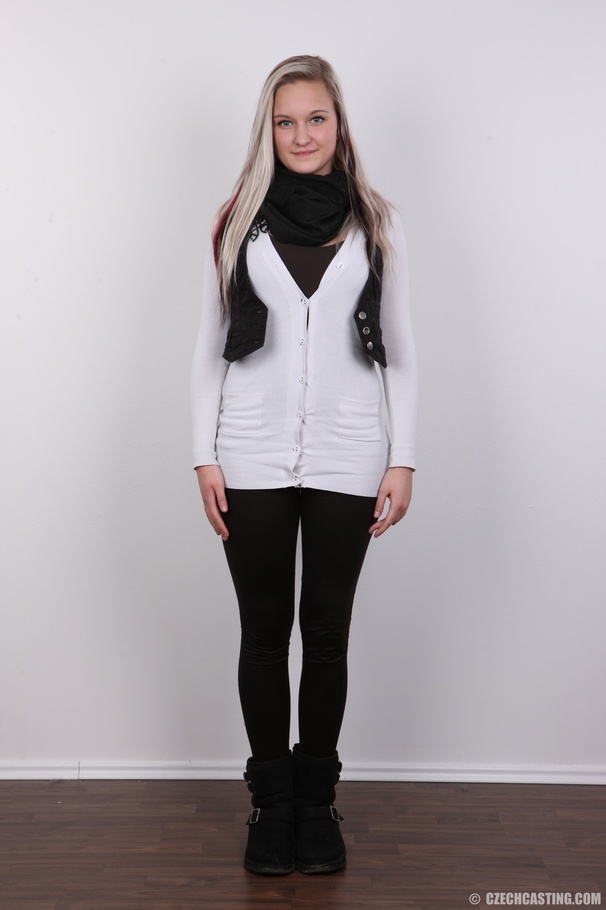 Cute young blonde with curves at right plac - XXX Dessert - Picture 2