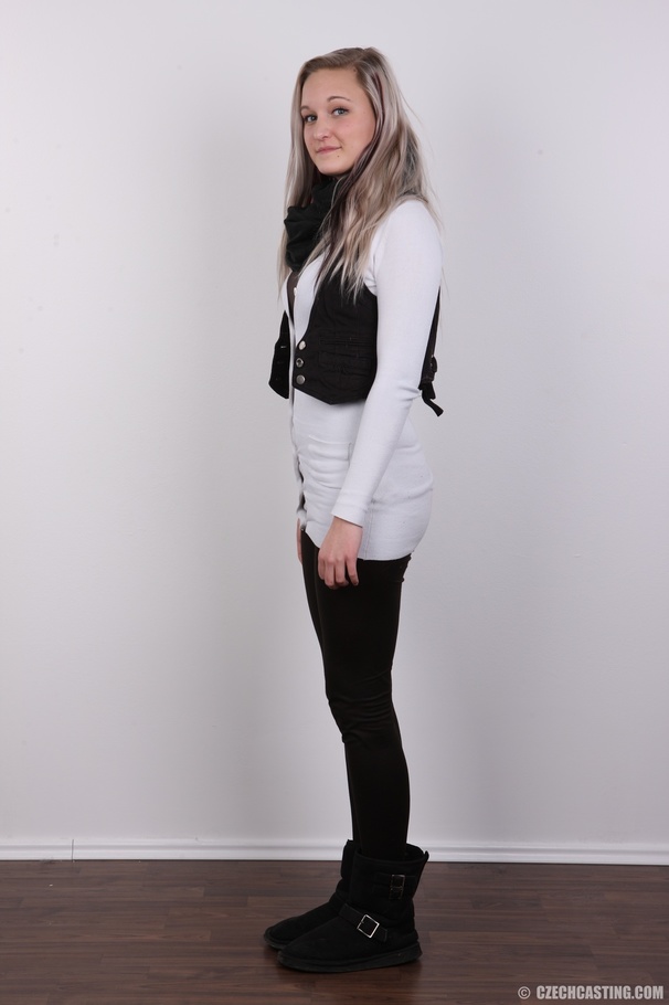 Cute young blonde with curves at right plac - XXX Dessert - Picture 3