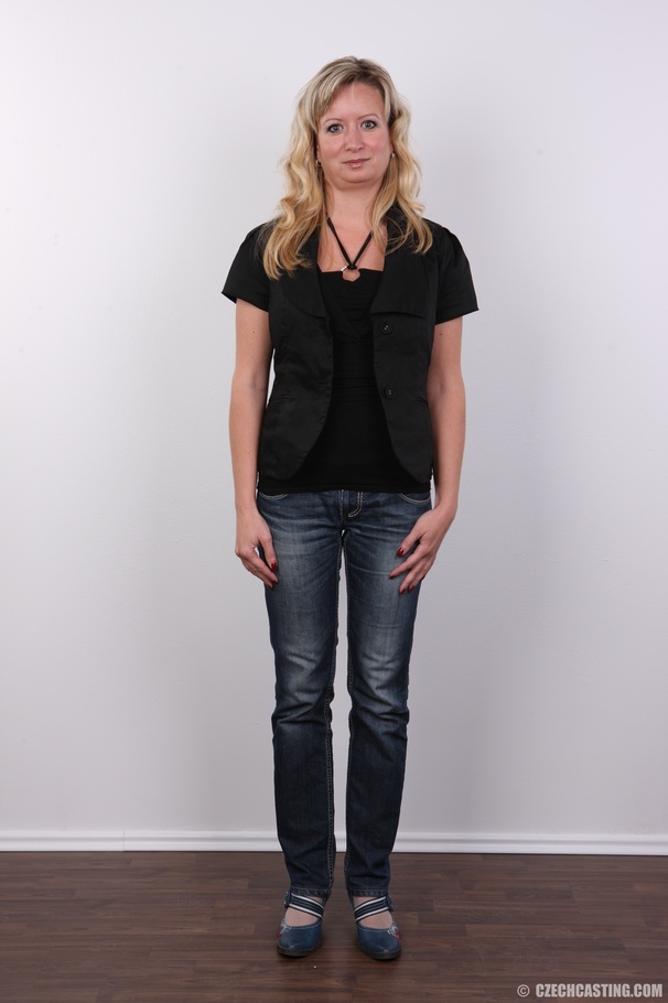 Sexy blonde mama with super hot tits shows  - XXX Dessert - Picture 2