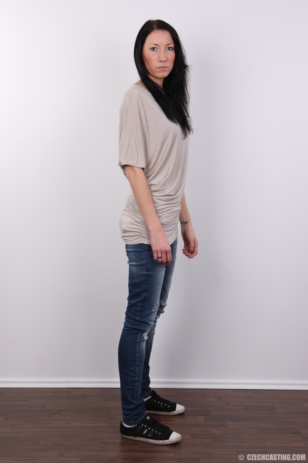 Slender dark hair chick shows off sexy slim - XXX Dessert - Picture 4