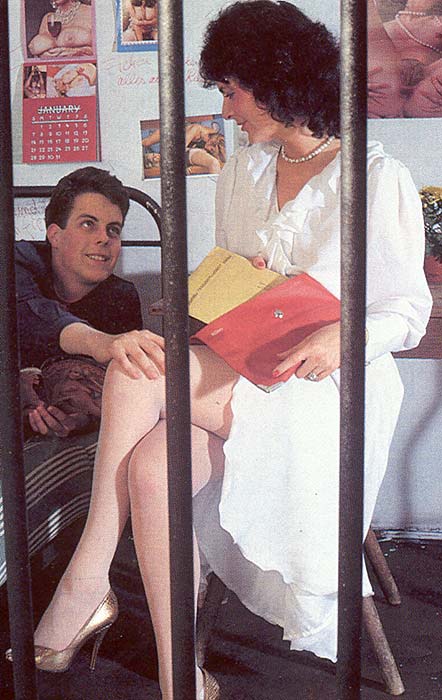 Hairy seventies lady pleasing a prisoner di - XXX Dessert - Picture 4