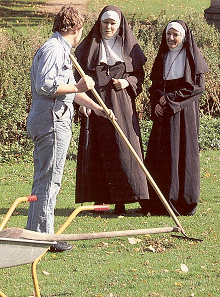 Two slutty retro nuns sharing the gardener  - XXX Dessert - Picture 2