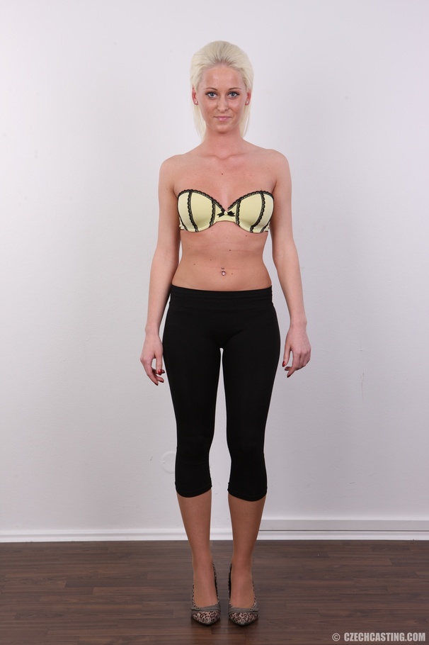 Petite sexy blonde shows hot figure, tempti - XXX Dessert - Picture 3