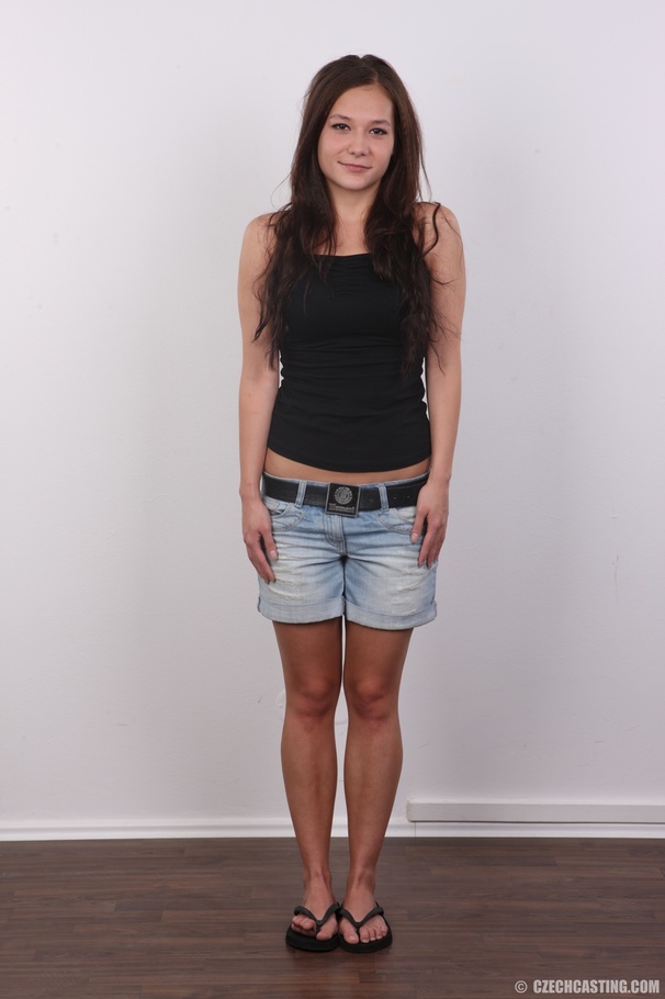 Seductive looking young chick with sexy smi - XXX Dessert - Picture 2