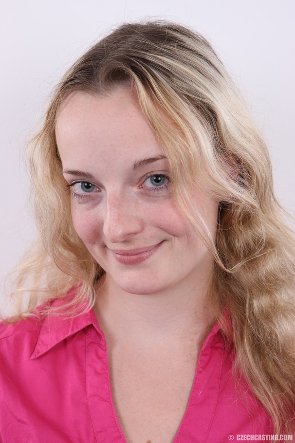 Pretty and young girl having fun modeling h - XXX Dessert - Picture 1