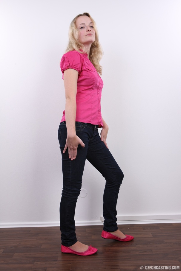 Pretty and young girl having fun modeling h - XXX Dessert - Picture 3