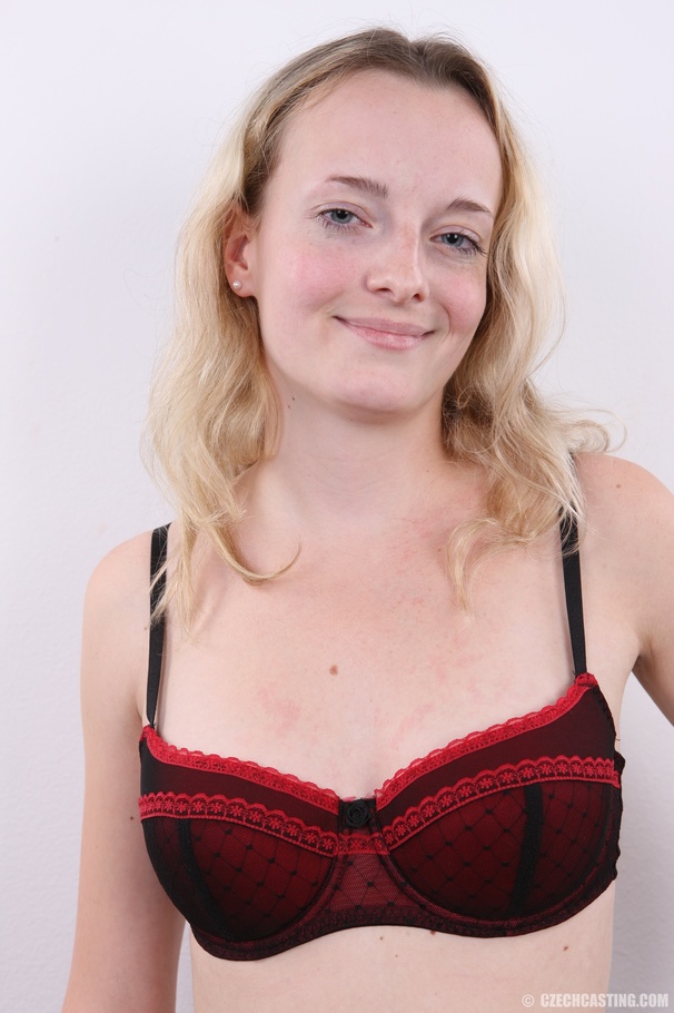 Pretty and young girl having fun modeling h - XXX Dessert - Picture 5