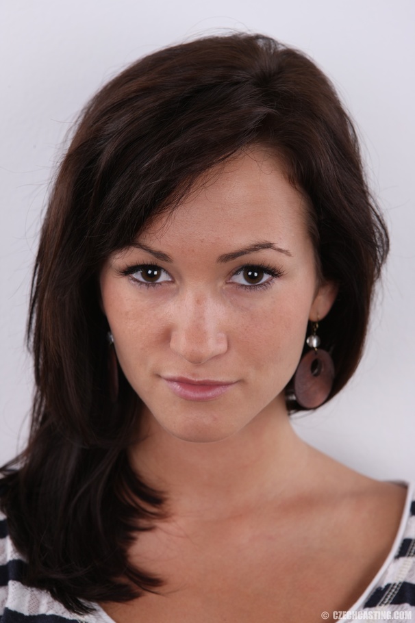 Cute chick with erotic look shows sweet bod - XXX Dessert - Picture 1