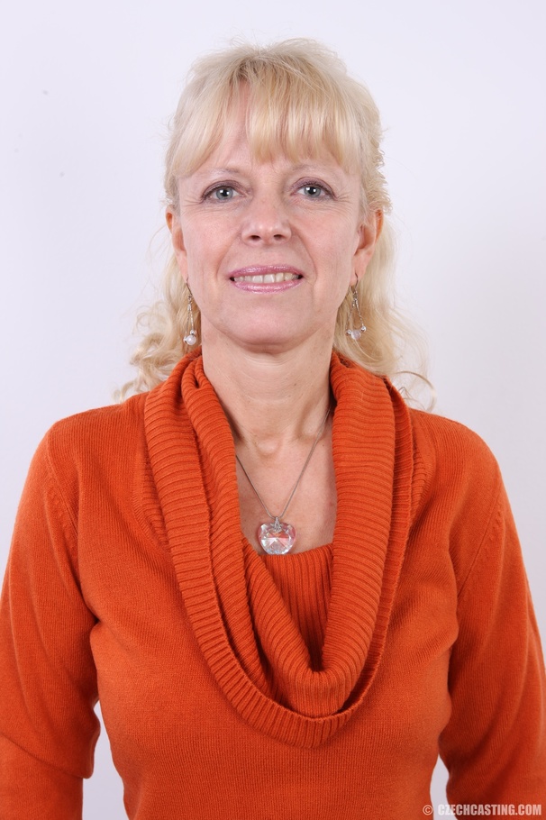 Horny blonde mama looking for some shows cu - XXX Dessert - Picture 2