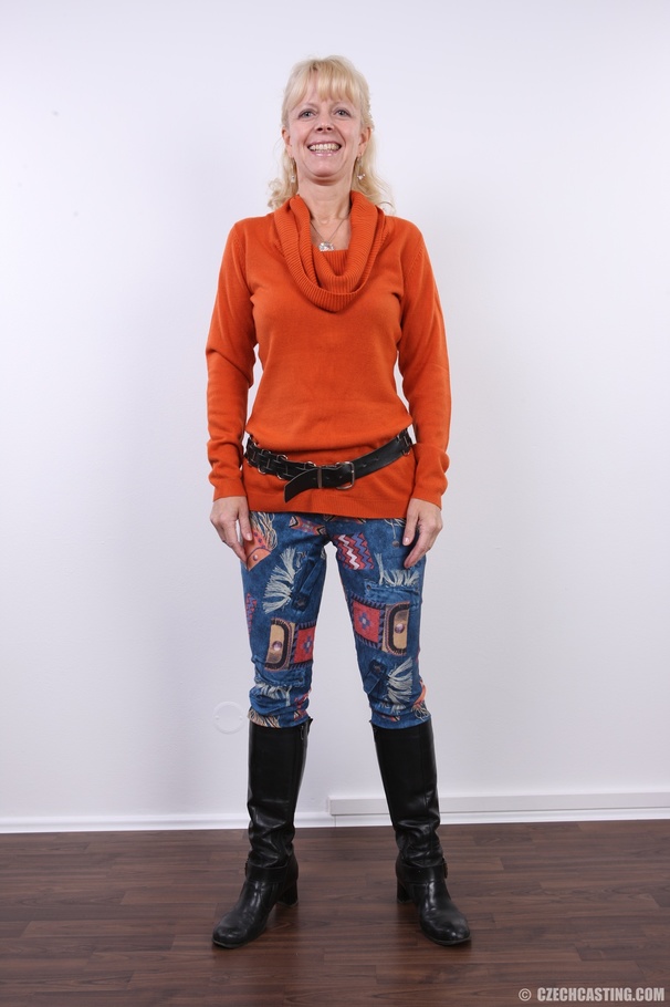 Horny blonde mama looking for some shows cu - XXX Dessert - Picture 3