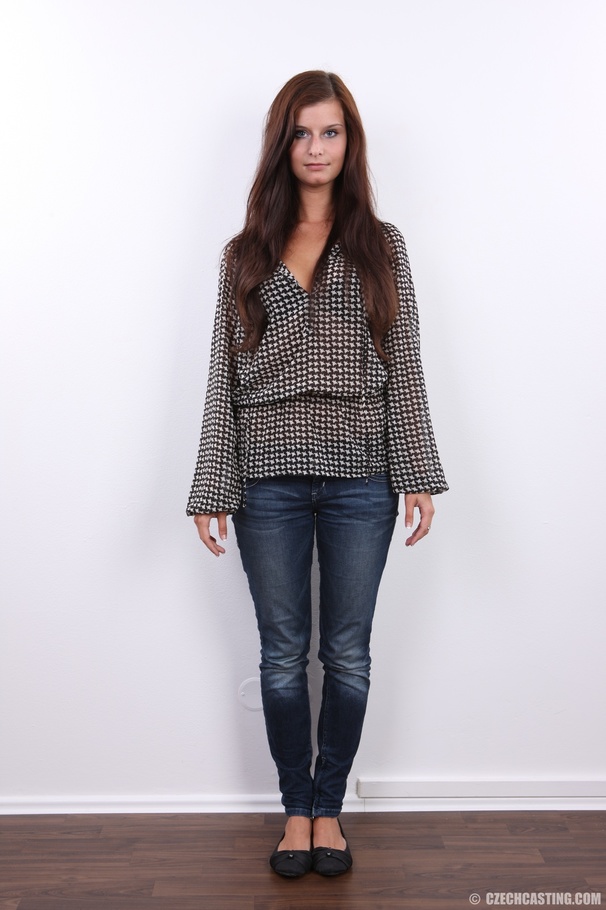 Seductive shy and young babe with erotic ey - XXX Dessert - Picture 2