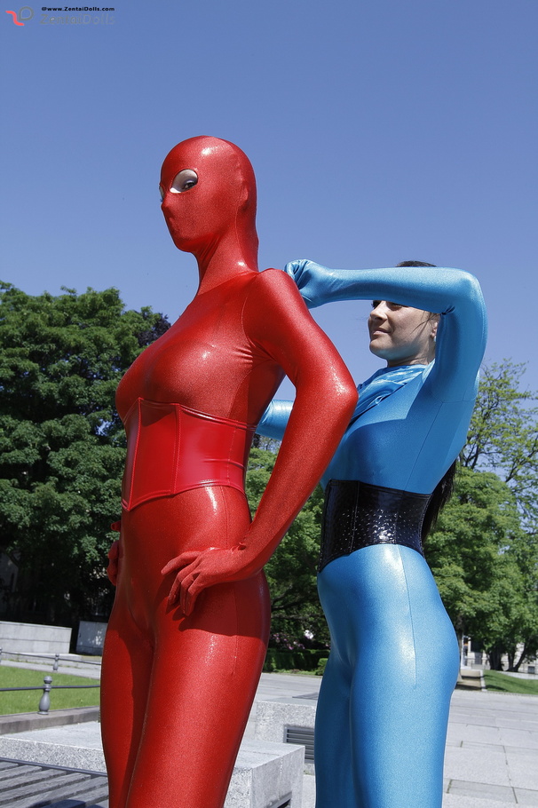Two flexible red and blue zentai wearing gi - XXX Dessert - Picture 2