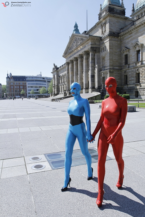 Two flexible red and blue zentai wearing gi - XXX Dessert - Picture 5