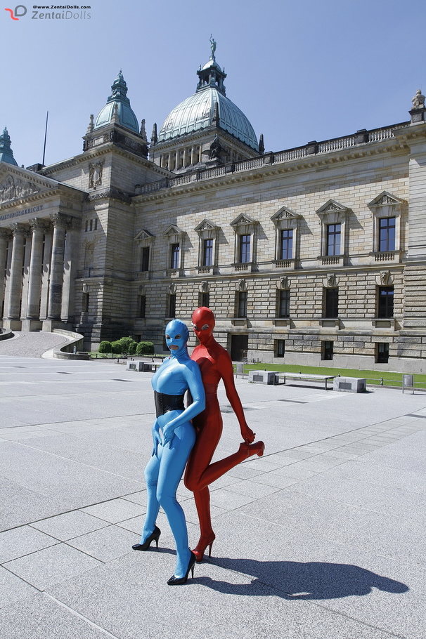 Two flexible red and blue zentai wearing gi - XXX Dessert - Picture 7