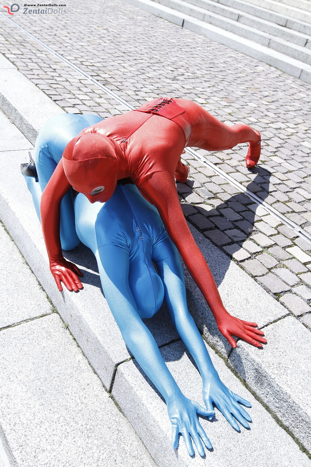 Two flexible red and blue zentai wearing gi - XXX Dessert - Picture 15