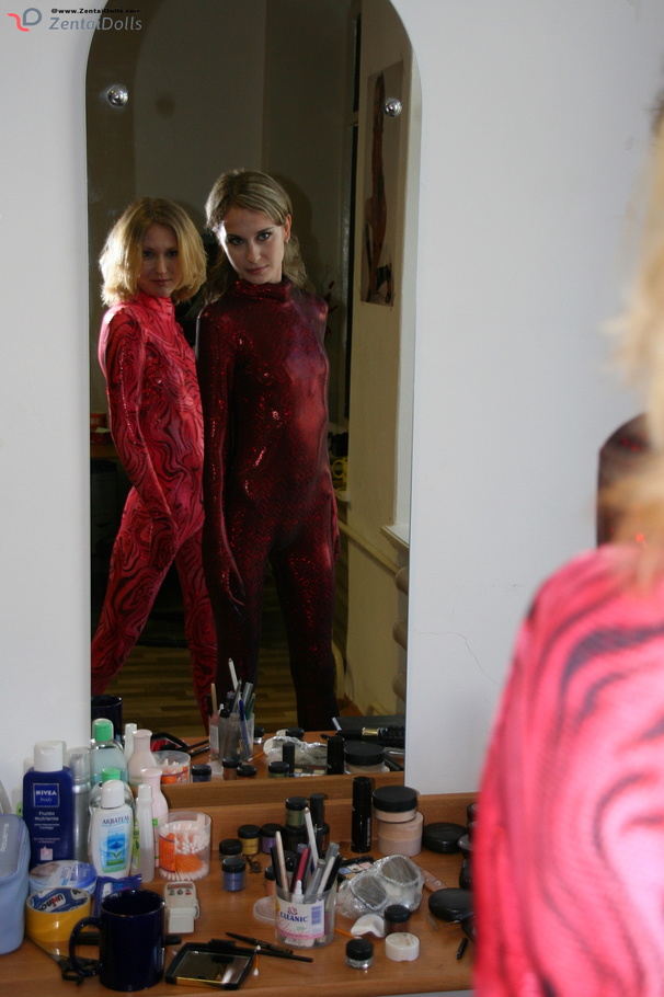 Two horny red zentai wearing chick exposing - XXX Dessert - Picture 1