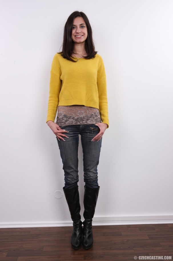 Young sexy chick with the shape of a model  - XXX Dessert - Picture 2