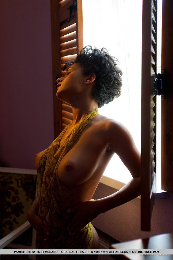 Slim seductress with cute hair shows real i - XXX Dessert - Picture 2