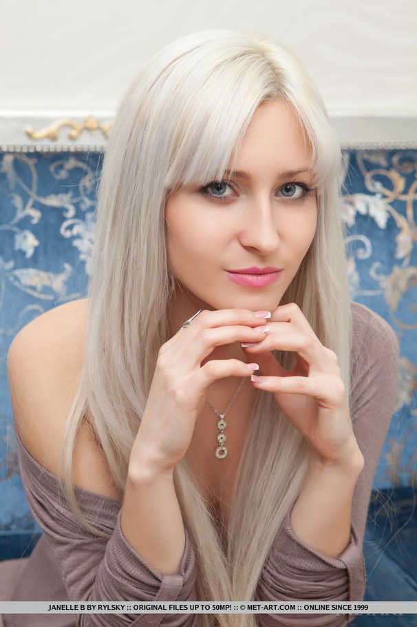 Charming blonde plays with her nude sexy se - XXX Dessert - Picture 18