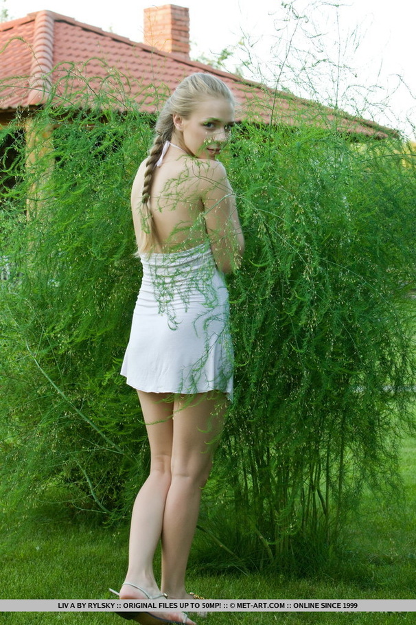 Seductive blonde on green gives a peep to h - XXX Dessert - Picture 4