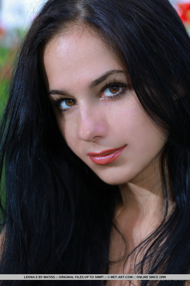 Exotic cute girl out on green show sexy rou - XXX Dessert - Picture 1