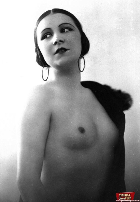 Very pretty vintage girls posing topless in - XXX Dessert - Picture 11