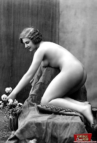 Pretty vintage sweethearts posing in the ho - XXX Dessert - Picture 1