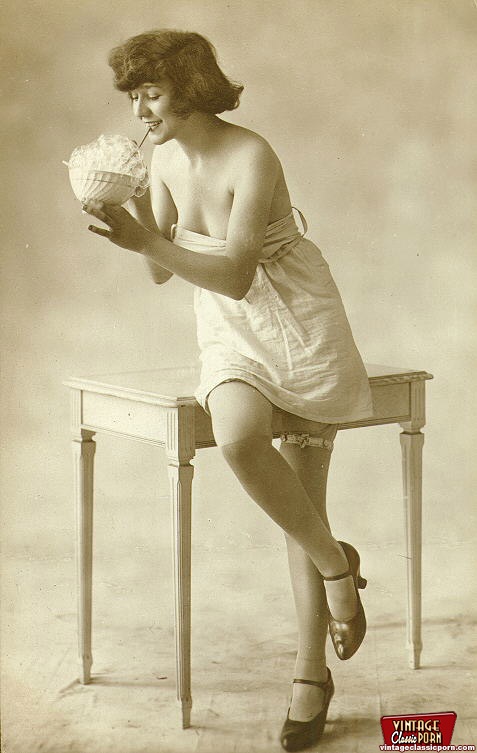 Sexy vintage hot chicks are posing on table - XXX Dessert - Picture 3
