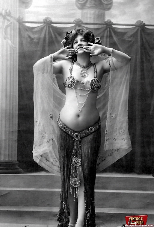 Sexy vintage chicks wearing sexy outfits in - XXX Dessert - Picture 3