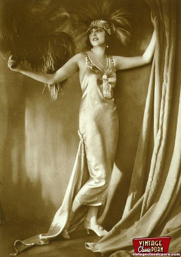 Sexy vintage chicks wearing sexy outfits in - XXX Dessert - Picture 4