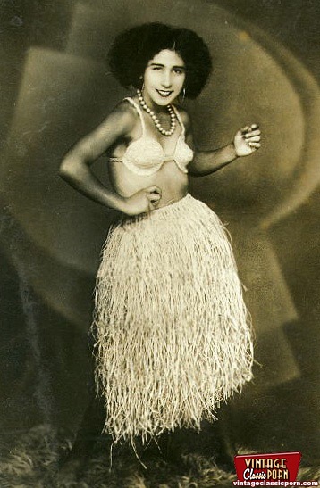 Sexy vintage chicks wearing sexy outfits in - XXX Dessert - Picture 5