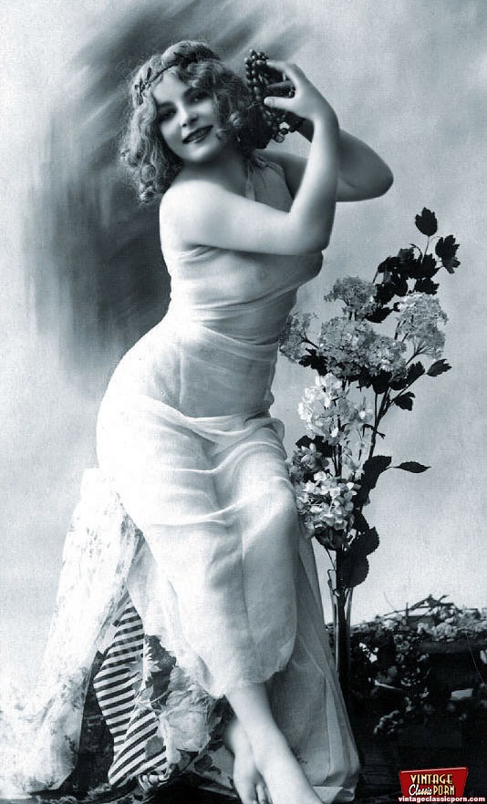 Sexy vintage chicks wearing sexy outfits in - XXX Dessert - Picture 6