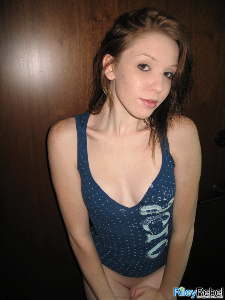 Redhead chick Riley Rebel strip off and sho - XXX Dessert - Picture 3