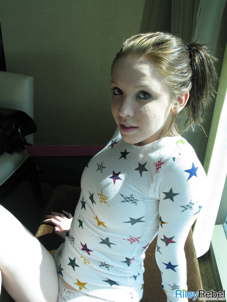 Sexy babe Riley Rebel posing hot and naught - XXX Dessert - Picture 3