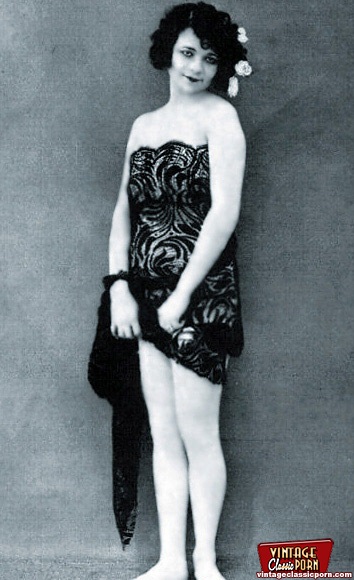 Shy pretty vintage chicks enjoying posing i - XXX Dessert - Picture 9