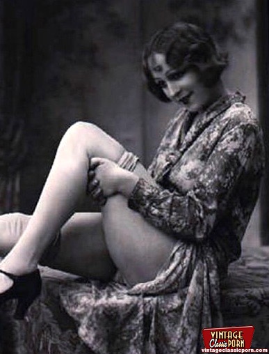 Shy pretty vintage chicks enjoying posing i - XXX Dessert - Picture 12