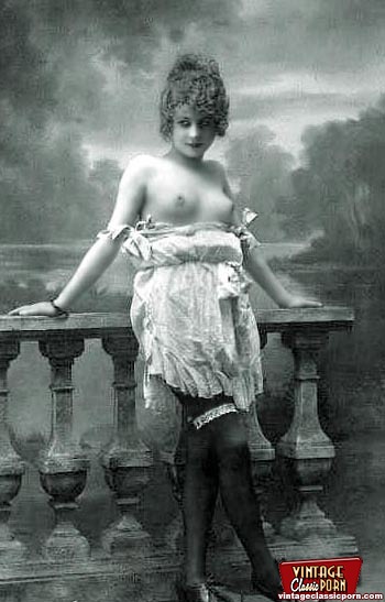 Pretty sexy topless vintagegirls posing in  - XXX Dessert - Picture 5