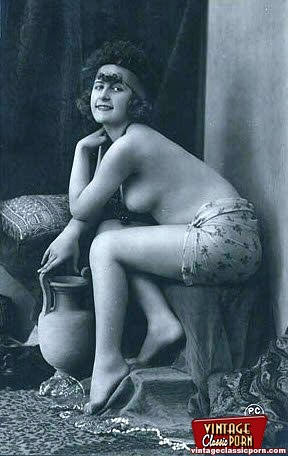 Pretty sexy topless vintagegirls posing in  - XXX Dessert - Picture 10