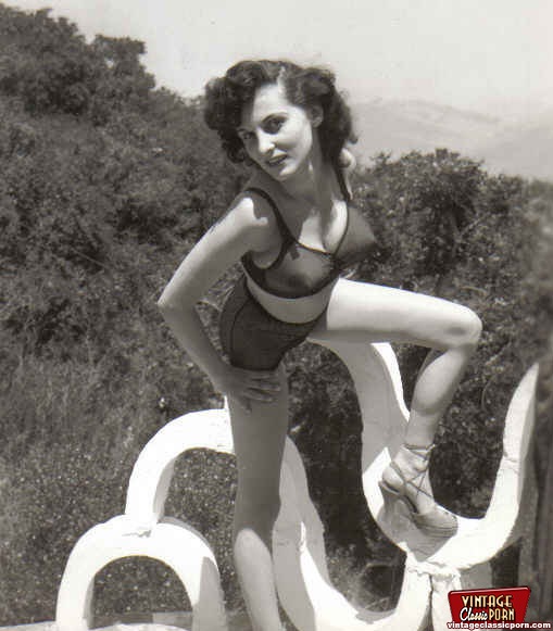 Hot vintage chicks posing naked outdoors in - XXX Dessert - Picture 6