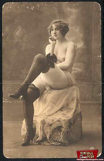 Some hot vintage chicks relaxing in the twe - XXX Dessert - Picture 2