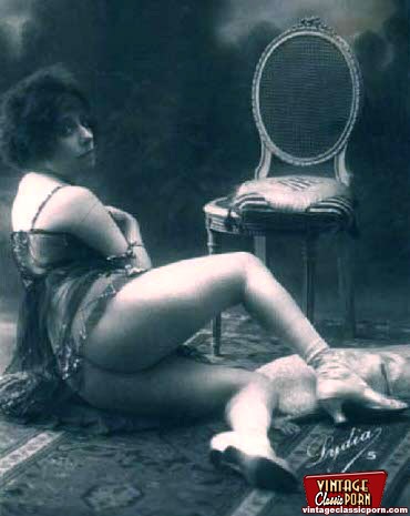 Pretty vintage beauties wearing underwear i - XXX Dessert - Picture 1